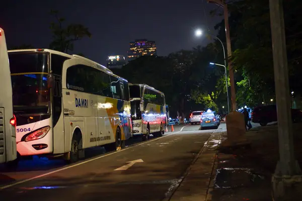 DAMRI Bus, Endonezya 'nın kamu kuruluşlarından biridir (BUMN). Otobüs yolcuları (Gambir İstasyonu) Jakarta 'dan Sumatra' ya taşır.