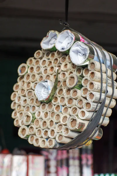 Geleneksel bir pazarda çeşitli etkinliklerin yerel kutlama havai fişekleri satıcısı