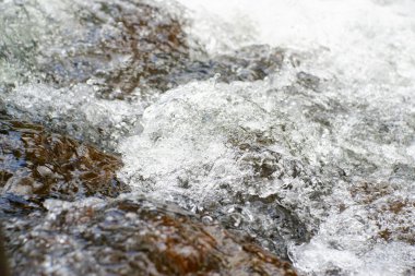 Kayalara dağ nehir akıyor