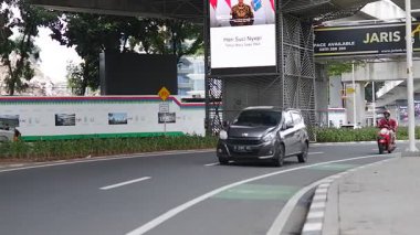 Batı Jakarta 'nın ana yolundan geçen araçların atmosferi.