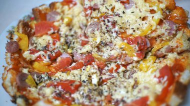 Mozarella soslu taze İtalyan pizzası.