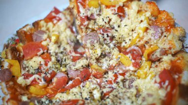 Mozarella soslu taze İtalyan pizzası.