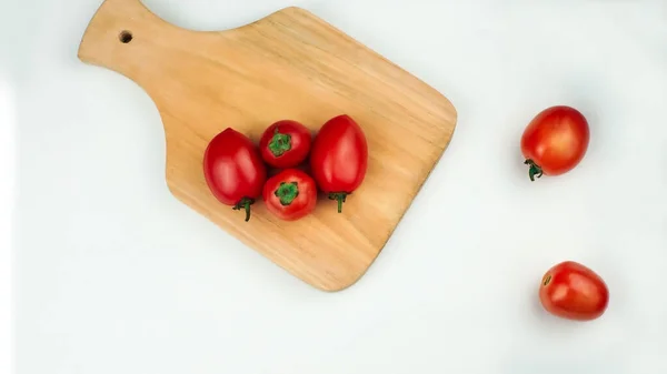 Montón Tomates Una Tabla Madera Tomates Maduros Con Líneas Cortadas — Foto de Stock
