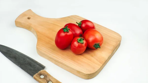 Montón Tomates Una Tabla Madera Cuchillo Lado Tomates Maduros Con — Foto de Stock