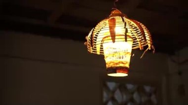 Kaliteli bir lambayla parıldayan şık bir gece. Karanlık bir gecede eski bir ışık. Geceleri otelde eski model lamba..