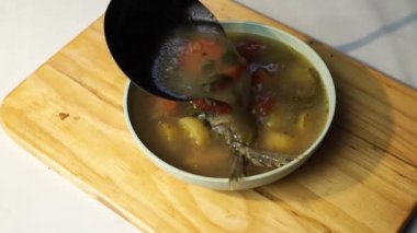 Patates, havuç ve diğer sebzelerle dolu balık çorbası.