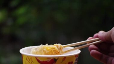 Endonezya, Kuzey Sumatera, 01 Haziran 2023; Endonezya 'dan Mie Sedaap hazır erişte. 