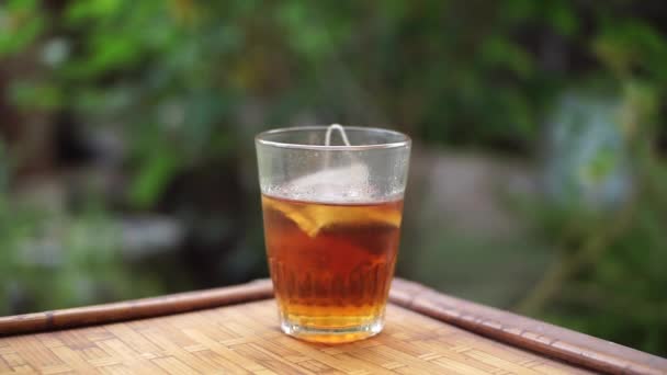 Forró Tea Készítése Asztalon Forró Vízzel Teáskannában — Stock videók