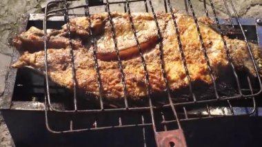 Özel baharatlar verilen Tilapia balığı ızgara yapılır ve bir tepsiye konur. Lezzetli ve taze görünüyor..