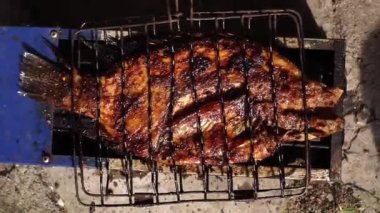 Özel baharatlar verilen Tilapia balığı ızgara yapılır ve bir tepsiye konur. Lezzetli ve taze görünüyor..