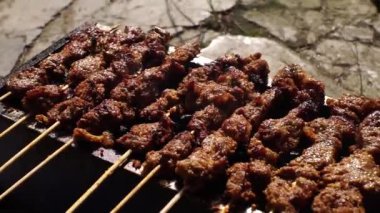 Biftek ızgara ve özel baharatlar lezzetli ve iştah açıcı görünüyor..