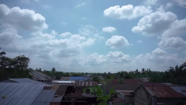 Vista Del Balcón Casa Cielo Azul Las Nubes Blancas Que — Vídeos de Stock