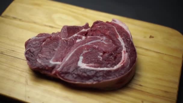Roh Steak Holzteller Auf Schwarzem Hintergrund — Stockvideo