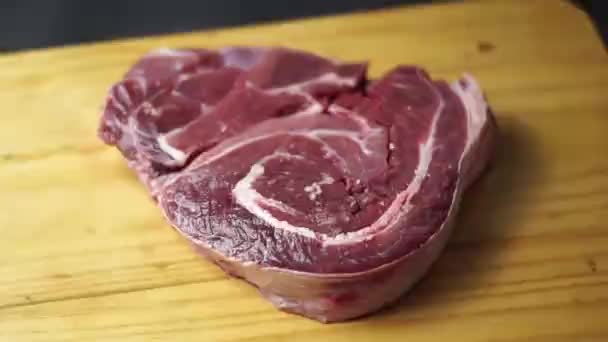 黑底木制盘子里的生牛排 — 图库视频影像
