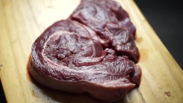 Syrový Steak Dřevěné Desce Černém Pozadí — Stock video