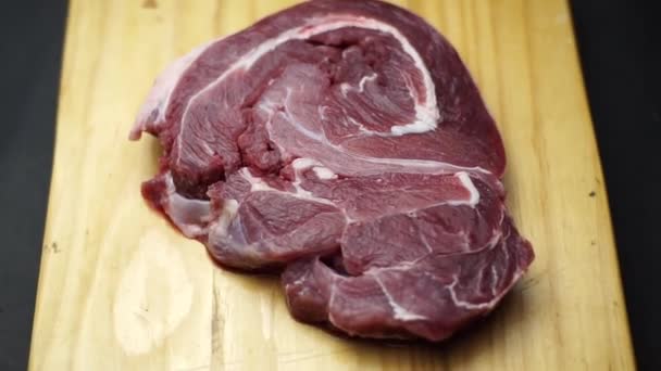 Rauwe Biefstuk Houten Plaat Zwarte Achtergrond — Stockvideo