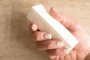 Manikür düzeltme gerektirir. Aşırı gelişmiş manikür. Tırnakları fazla büyümüş bir kadın eli. Düzeltme jeli cilası zamanı.. 