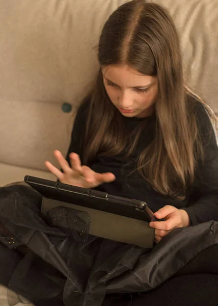 Lány Iskolás Lány Játszik Tableten Közösségi Hálózatok Játékok Gyerekek Koncepciója — Stock Fotó