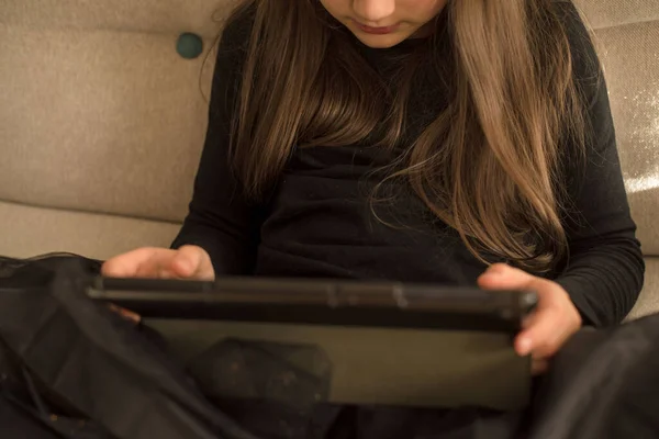 Девочка Школьница Играет Планшете Концепция Социальных Сетей Игр Детей — стоковое фото