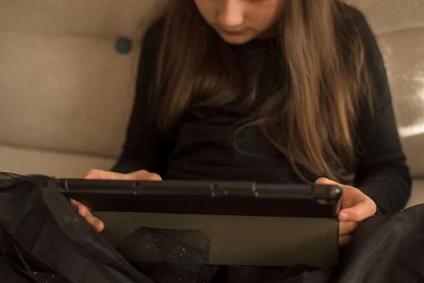 Colegiala Juega Tableta Redes Sociales Juegos Concepto Infantil — Foto de Stock
