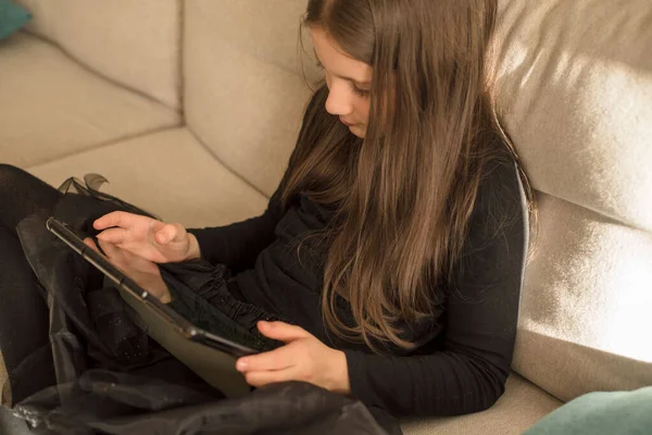 Gadis Sekolah Bermain Tablet Jejaring Sosial Permainan Dan Konsep Anak — Stok Foto