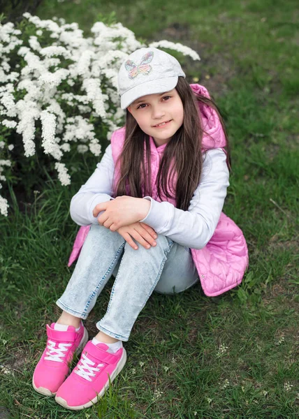 Portrét Dívky Sedící Trávě Rozkvetlého Bílého Keře Jaře Dívka Let — Stock fotografie