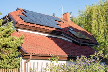 Güneş panelleri olan özel bir evin çatısı. Enerji koruma kavramı.