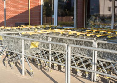 Marketin girişinde alışveriş arabaları.