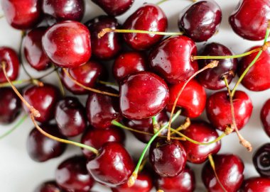 Beyaz bir tabakta sulu kirazlar, yakın plan.