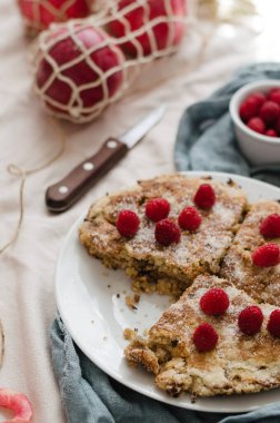 Ahududulu elmalı turta. Kırsal tarz ve sıfır atık kavramı.
