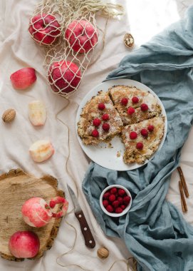 Ahududulu elmalı turta. Kırsal tarz ve sıfır atık kavramı.