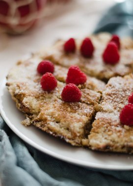 Ahududulu elmalı turta. Kırsal tarz ve sıfır atık kavramı.