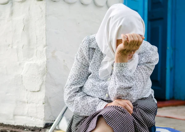 Розчарована Українська Старша Жінка Сидить Біля Свого Будинку Старий Вік — стокове фото