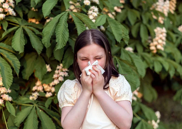 Niña Estornudando Frente Árbol Floreciente Concepto Alergia Primavera — Foto de Stock