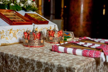 Chernihiv, Ukrayna, Spaso-Preobrazhensky Katedrali - Mayıs 2014: Ortodoks düğün töreni. Kilisedeki düğün eşyalarının yakın çekimi. Taçlar, ikonlar, törensel havlular katedralde..