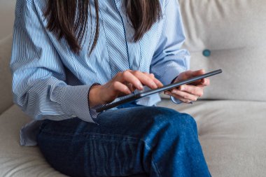 dijital tablet kullanan kadın