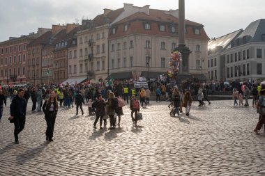 Varşova, Polonya - 21 Ekim 2023: İsrail 'in Gazze Şeridi' ni işgaline karşı yürüyüş. Göstericiler Filistin bayrakları ve sancakları taşıyordu.