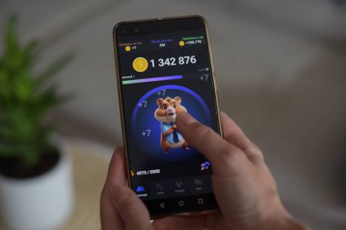 iPhone ekranında Hamster Kombat telgraf robotu. 