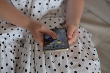 iPhone ekranında Hamster Kombat telgraf robotu. 