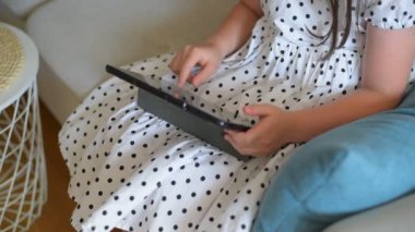 Bir kız çocuğu sosyal medyasını bir tablete kaydediyor.. 