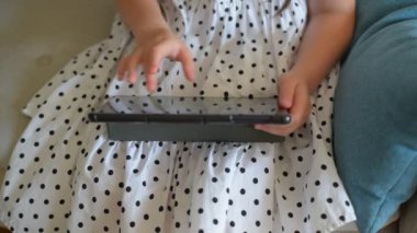 Bir kız çocuğu sosyal medyasını bir tablete kaydediyor.. 