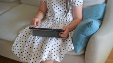 Bir kız çocuğu sosyal medyasını bir tablete kaydediyor.. 