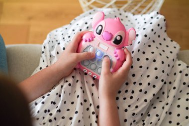 Çocuk Electric Pop It Game oynuyor. Electric Pop It Joystick