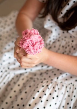 Sümüklü kız. Pembe Sümüklü Kız Oynuyor