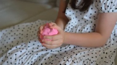 Esneyen Sümüklü Kız. Pembe Sümüklü Kız Oynuyor