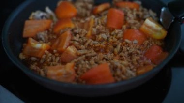 Yakın plan sebzeler kıyma ve et yahnisi ile bir tencerede pişirilir.