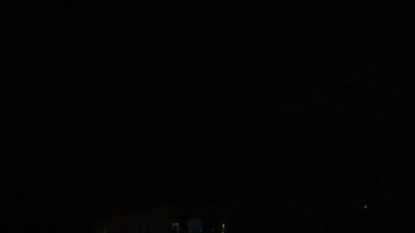 gece gökyüzünde yıldırım