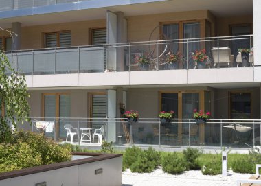 Avrupa 'da bir apartman dairesi, yazın çiçekli güzel bir balkon. Yüksek kalite fotoğraf