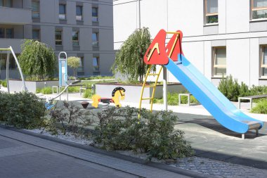 Avrupa 'daki bir apartmanda çocuk parkı. Yüksek kalite fotoğraf