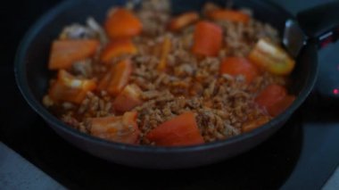 Kıyma ve et yahnisi ile birlikte tencerede pişirilmiş yakın plan sebzeler. Yüksek kaliteli FullHD görüntüler